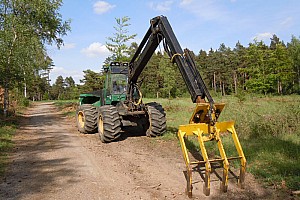 harvester mit raeumrechen bodenverwungungsrechen