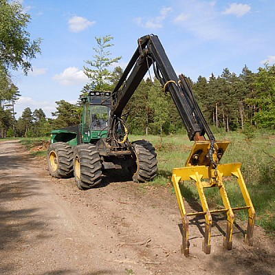 harvester mit raeumrechen bodenverwungungsrechen