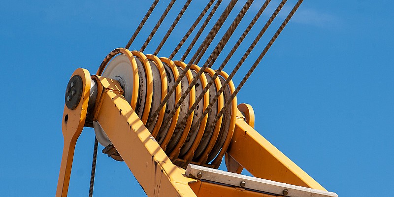 Detailaufnahme eines Seilkrans mit Umlenkrollen und Stahlseilen.